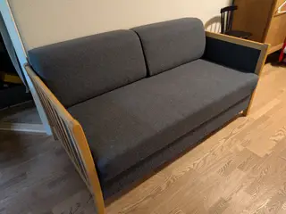 Sovesofa i bøg og grå stof