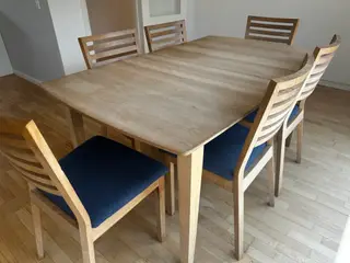 Spisebord m udtræk / 6 stole