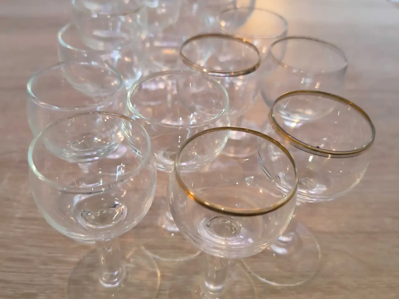 Billede 1 - Snapsglas 16 stk. Nogle med guldkant.