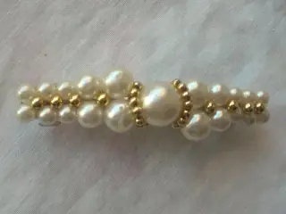 Hårspænde med perler og guld.