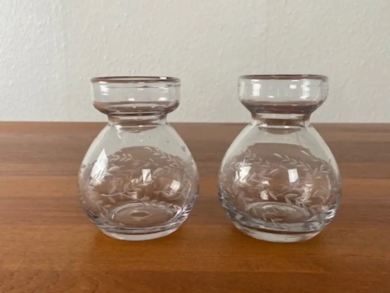 Billede 1 - 2 stk glas vaser med slebet mønster (hyasintglas)2
