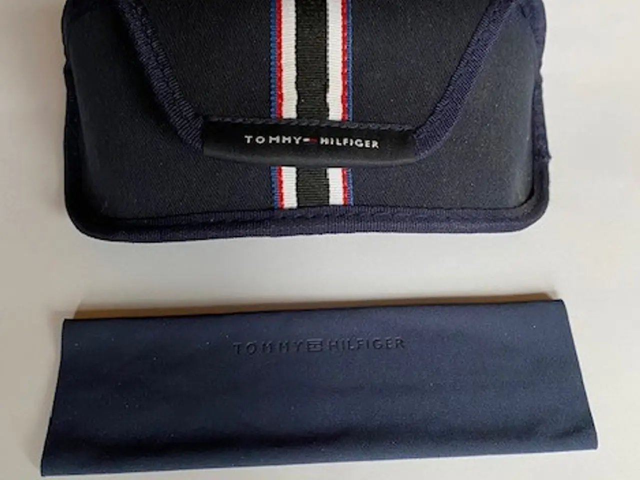 Billede 1 - Tommy Hilfiger etui til briller/solbriller