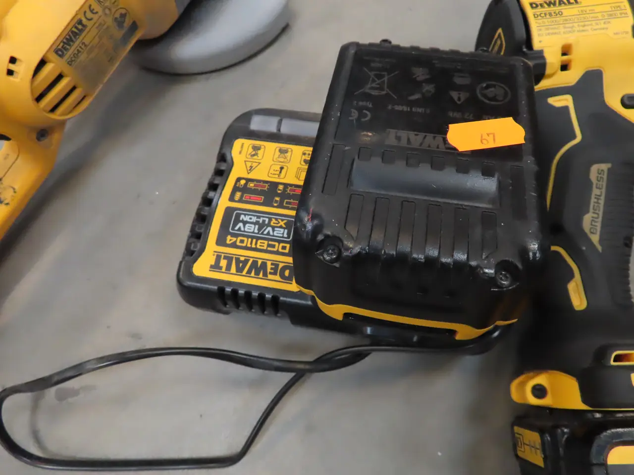 Billede 3 - 2 stk. Akku håndværktøj DEWALT DCF850, DCG412 med 3 stk. Batterier og lader