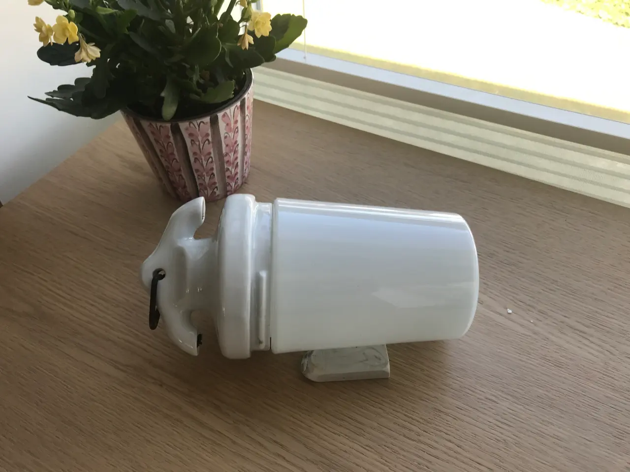 Billede 1 - Gl. lampe, porcelænsfatning, glas skærm og ophæng