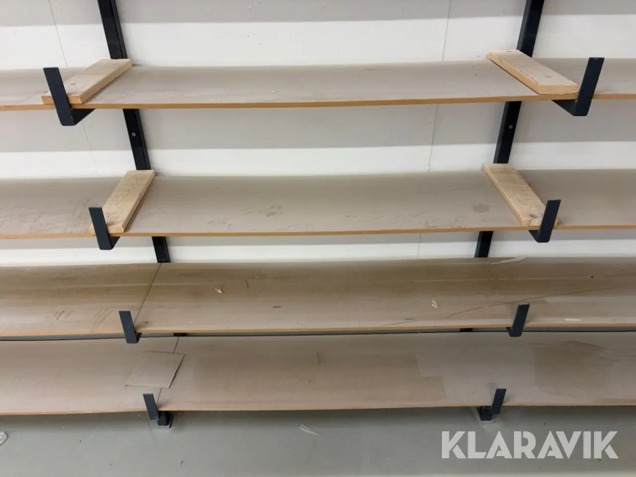 Billede 7 - Hylder med metalstativ
