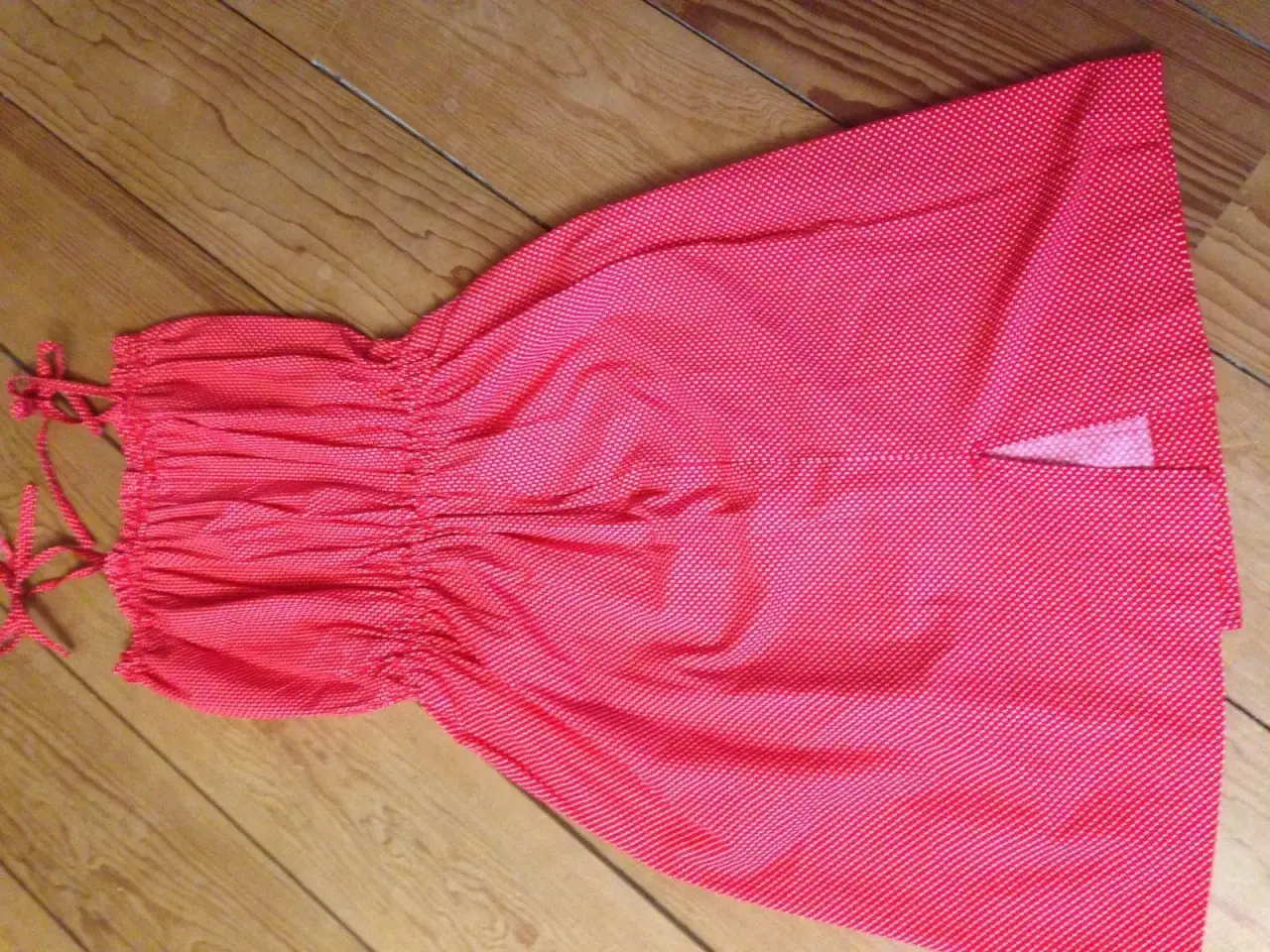 Billede 1 - Rød kjole m  stropper,hvide prikker - str 10-12 år