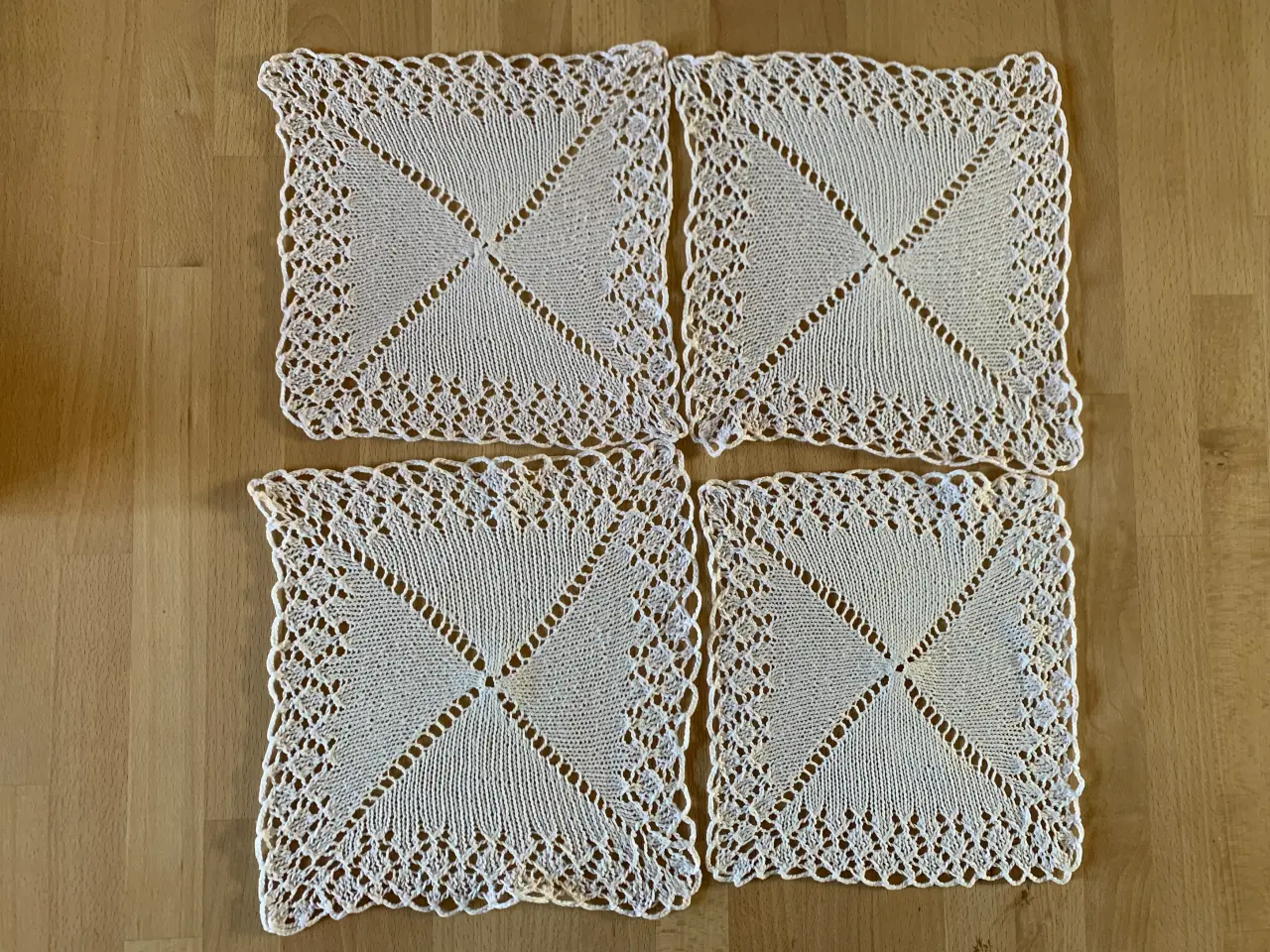 Billede 1 - 4 strikkede hvide mellemlægsservietter: 21 x 21
