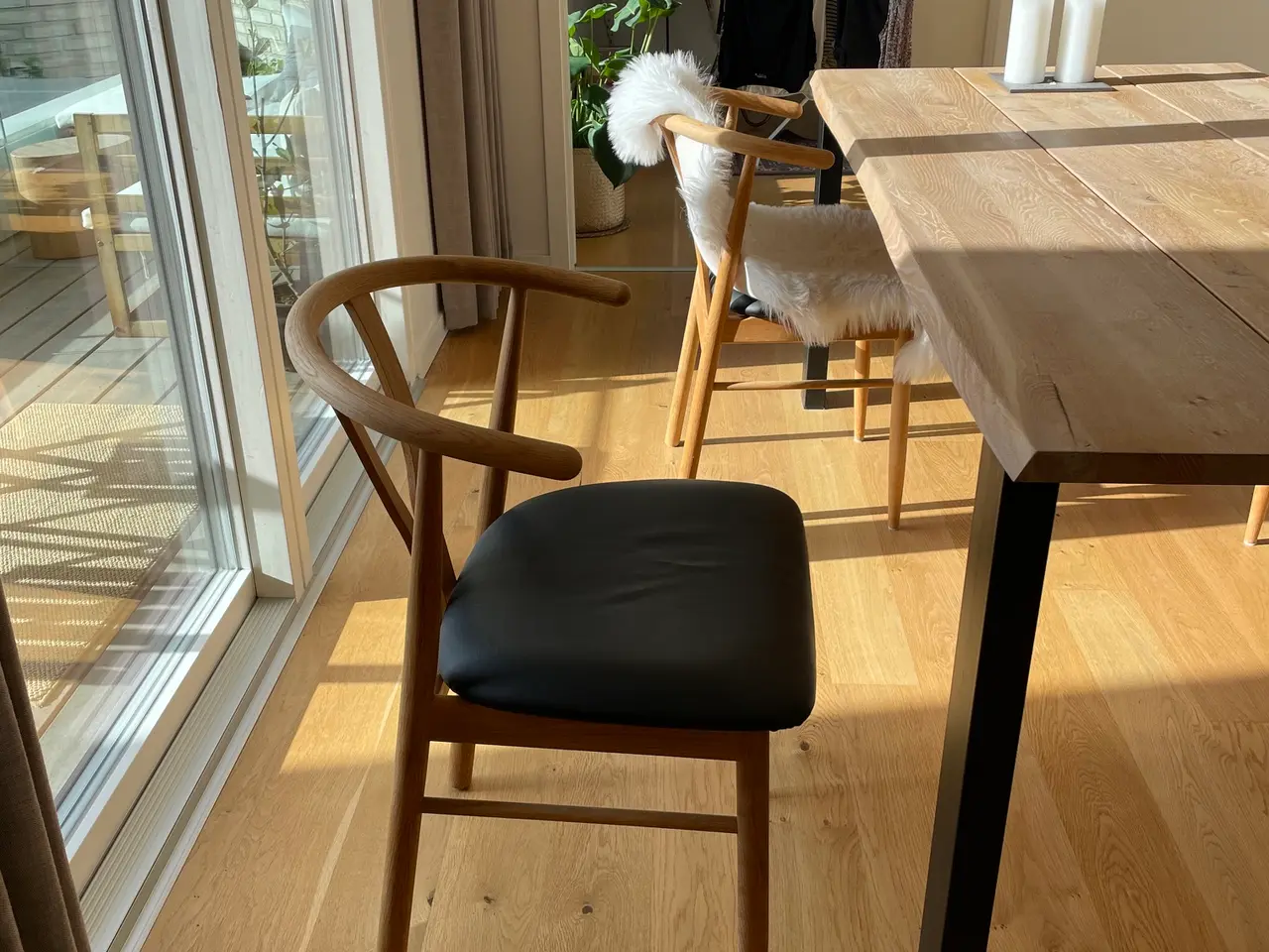 Billede 6 - Plankebord med 6 tilhørende træstole sælges