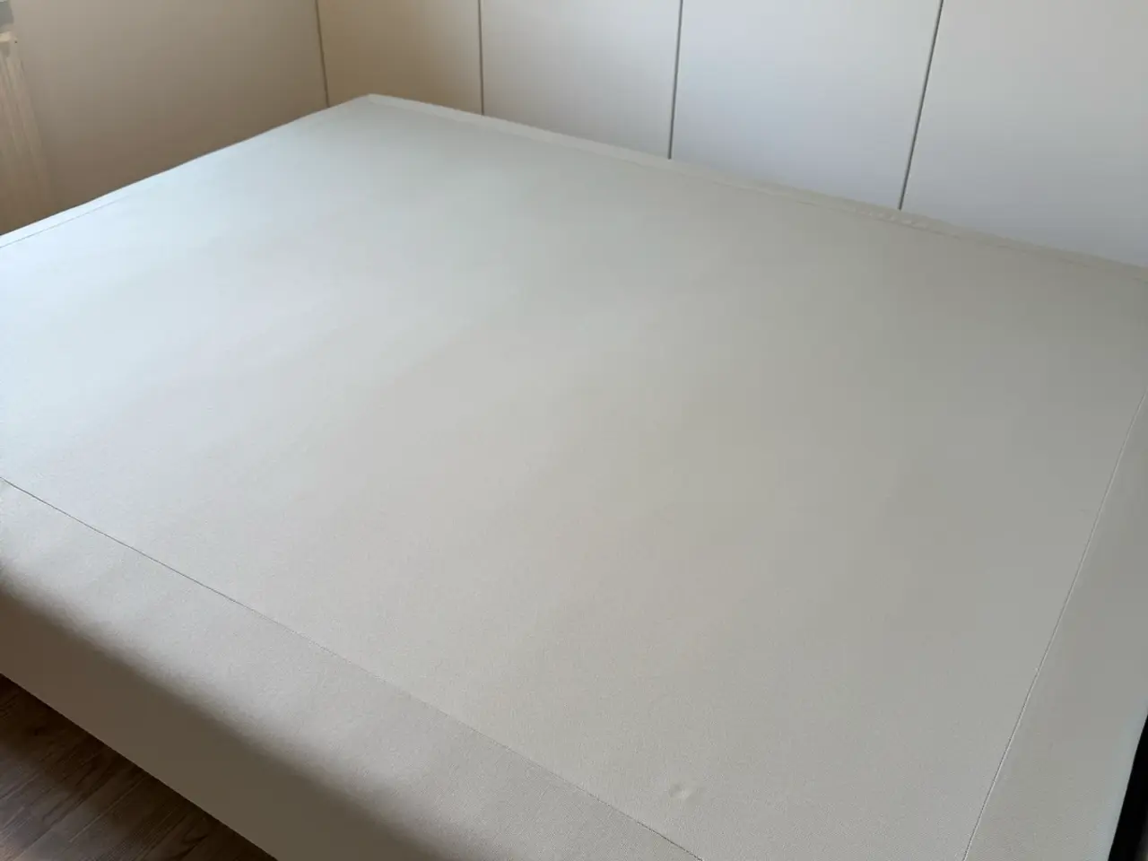 Billede 2 - IKEA Boxmadras med ben, lys grå
