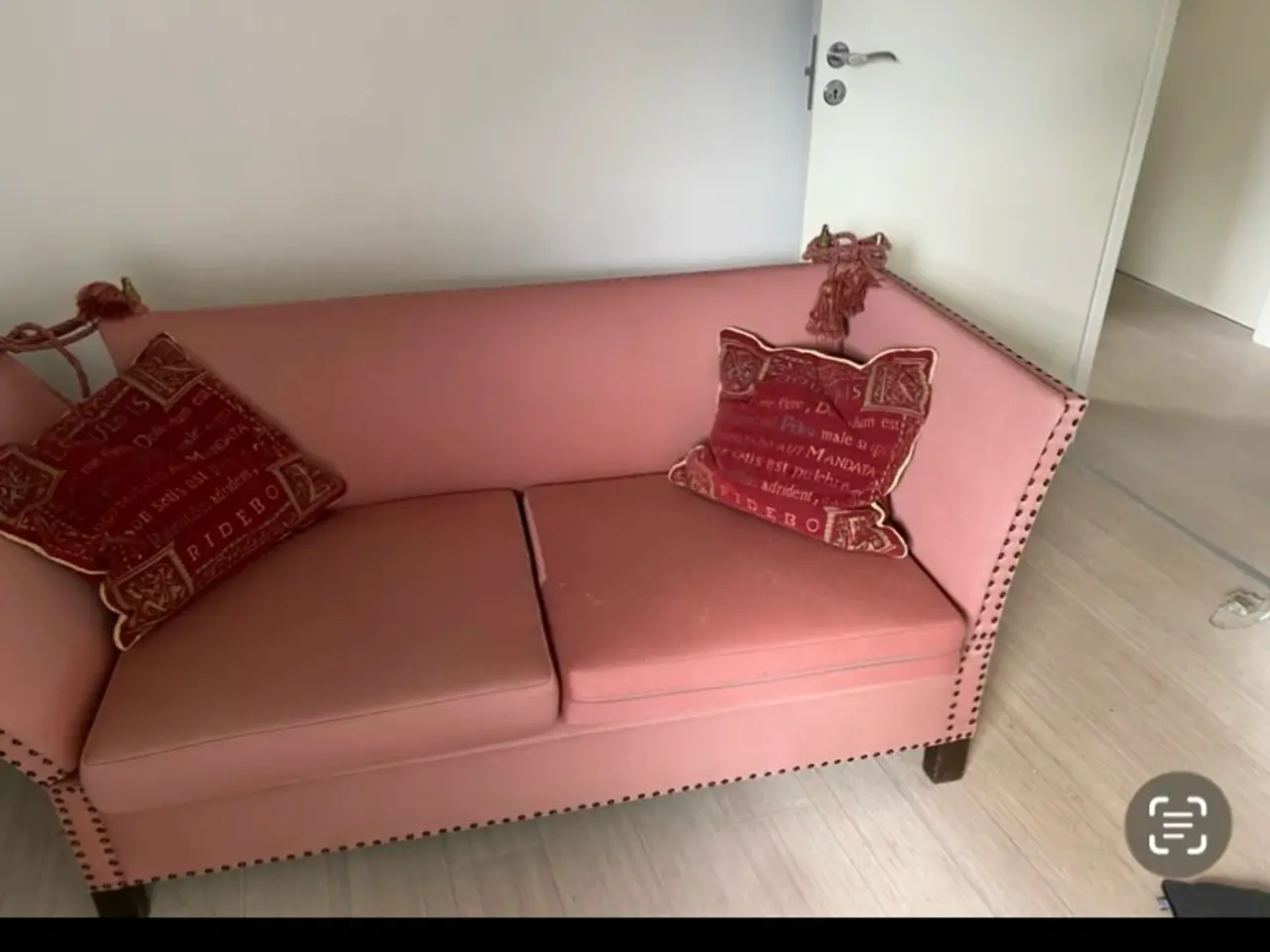 Billede 2 - Ældre lyserød sofa