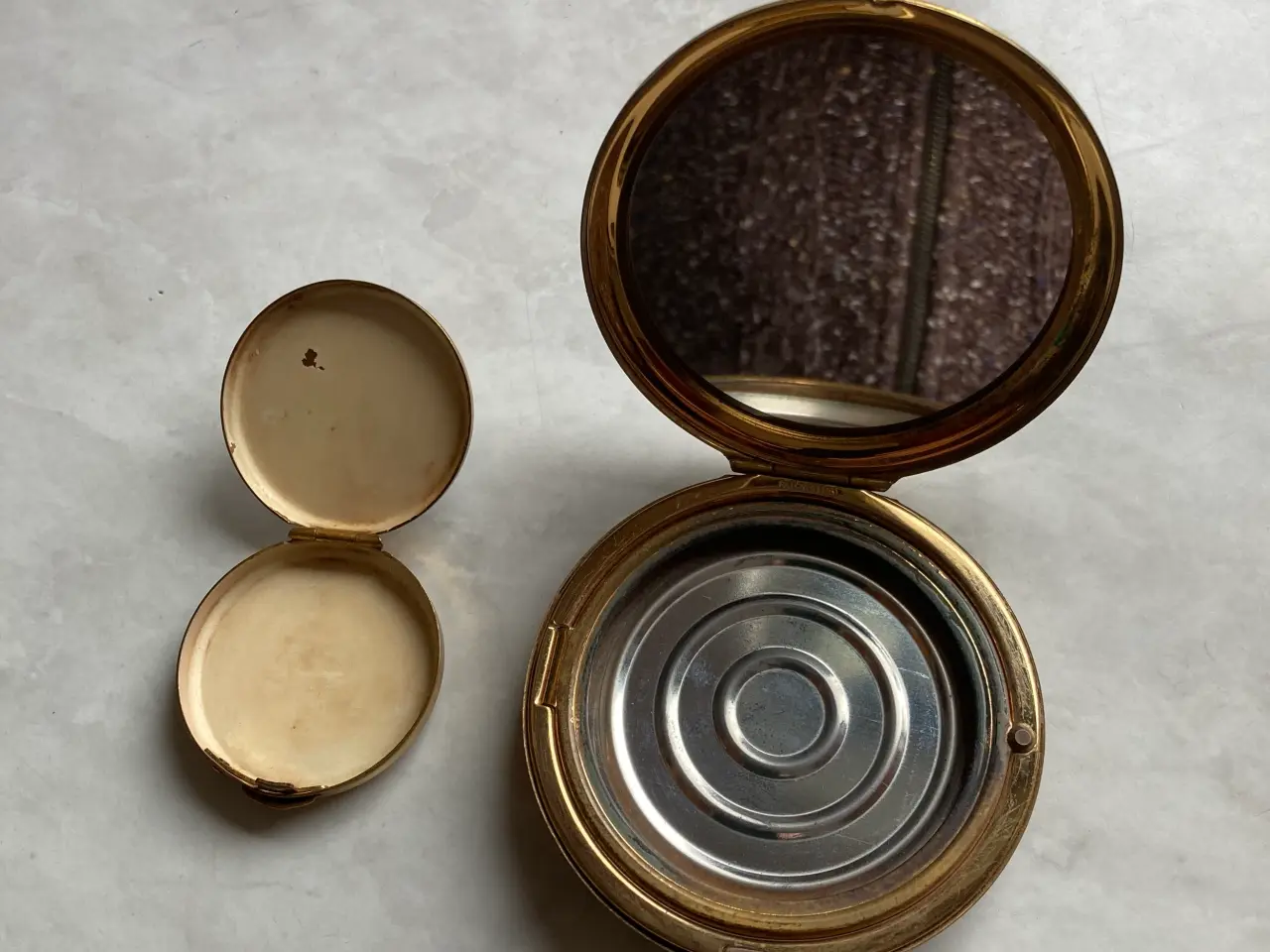 Billede 2 - Antik Makeup spejl og pillebeholder...
