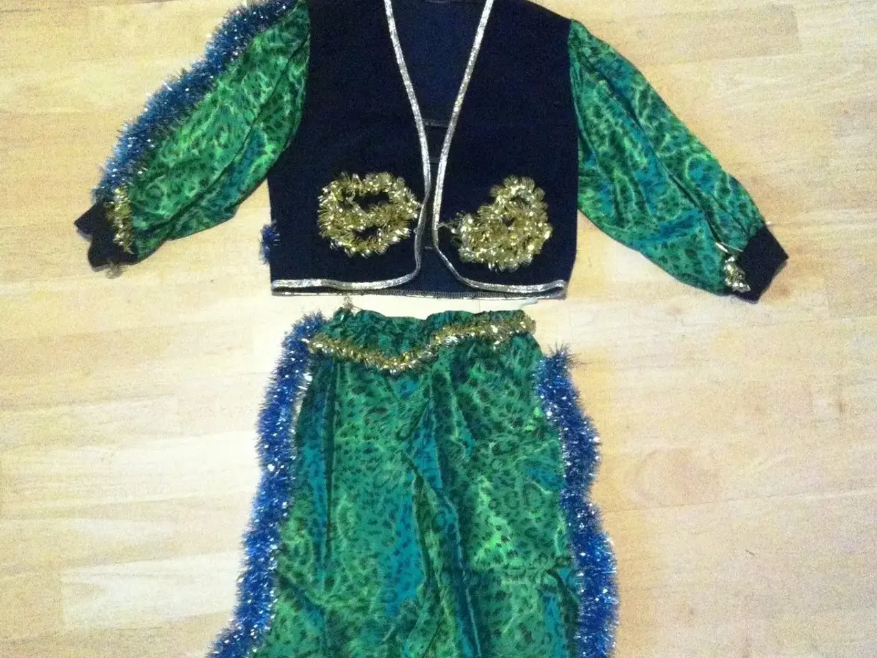 Billede 1 - Aladdin fastelavns kostume 3-6 år, 50kr