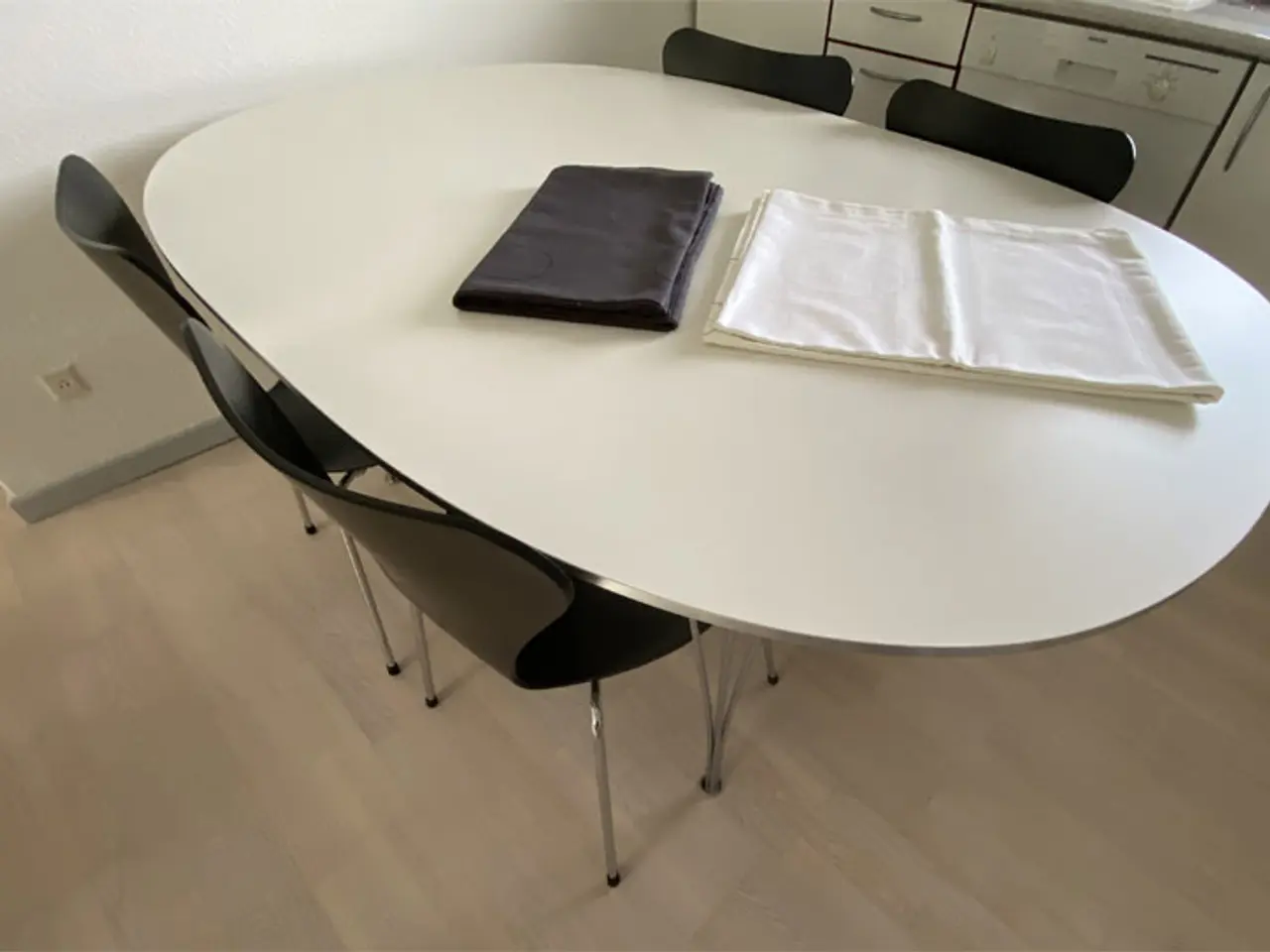 Billede 3 - Flot og yderst velholdt PH spisebord og 3107 
