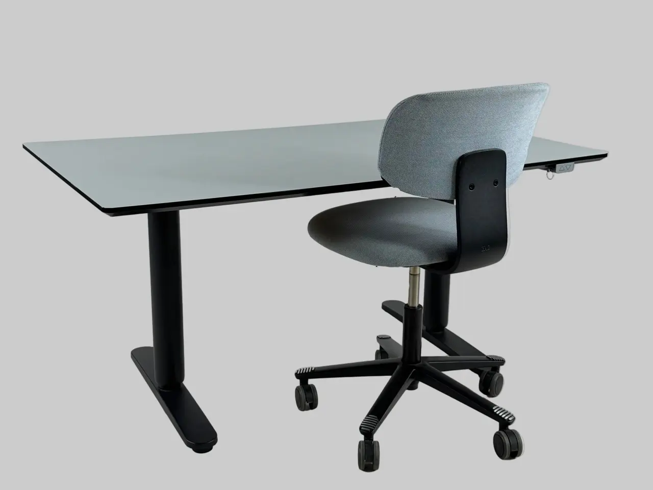 Billede 1 - Håg Tion Stol + IKEA BEKANT Hæve/sænkebord – Lyseblå/Sort