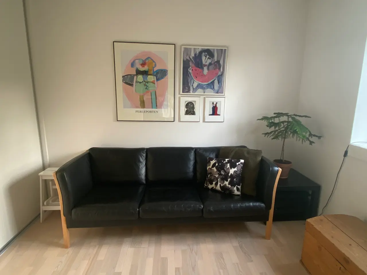 Billede 1 - Tremmesofa i bøgetræ og sort læder