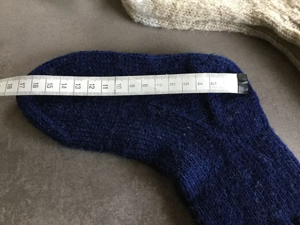 Billede 2 - Hjemmestrikket strømper 2 par for 10 kr