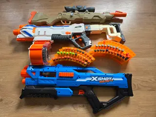 NERF geværer med tilbehør