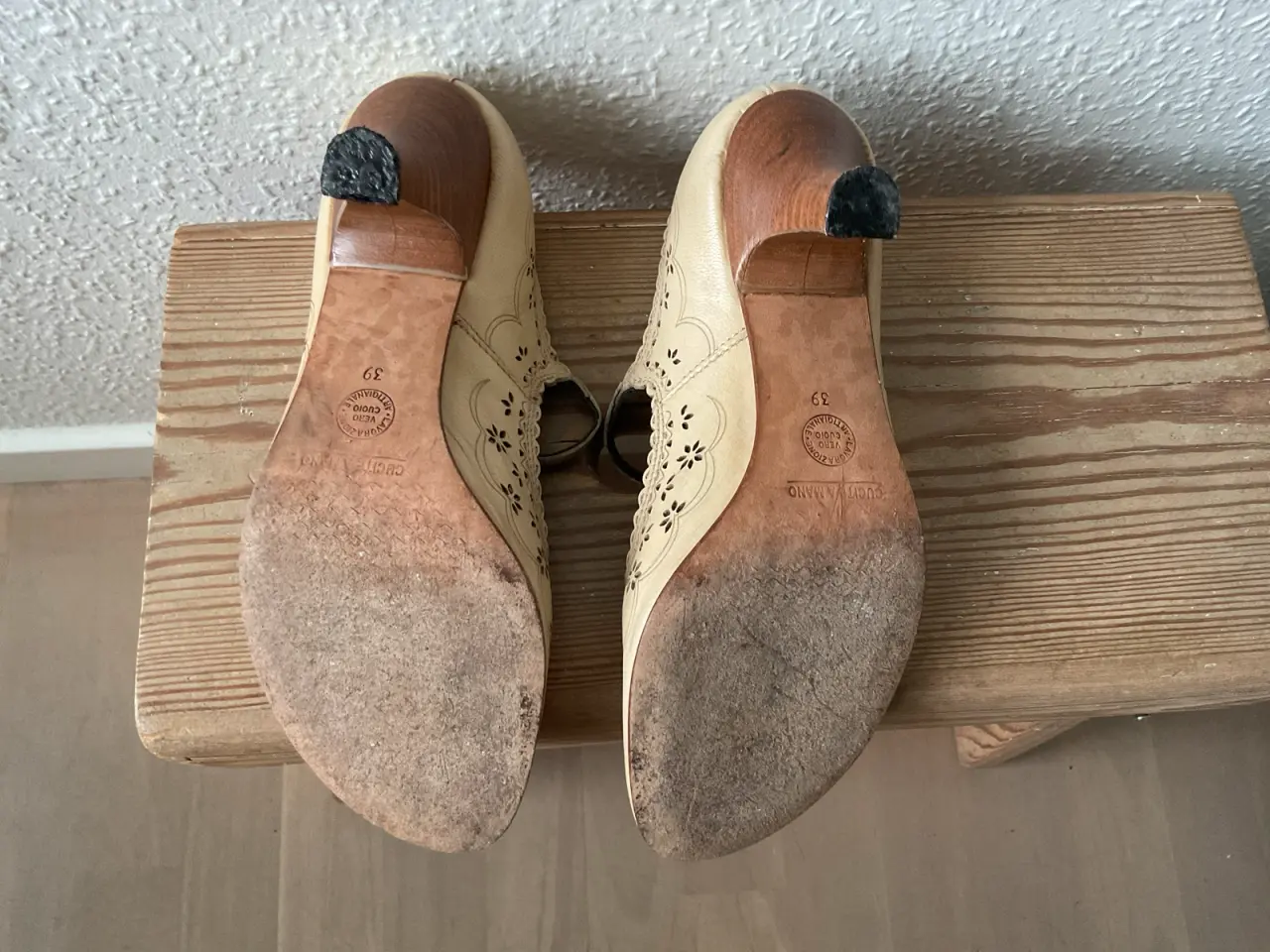 Billede 3 - Pæn lys sandal med hæl  str 39