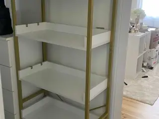 Reol med guld detaljer sælges 