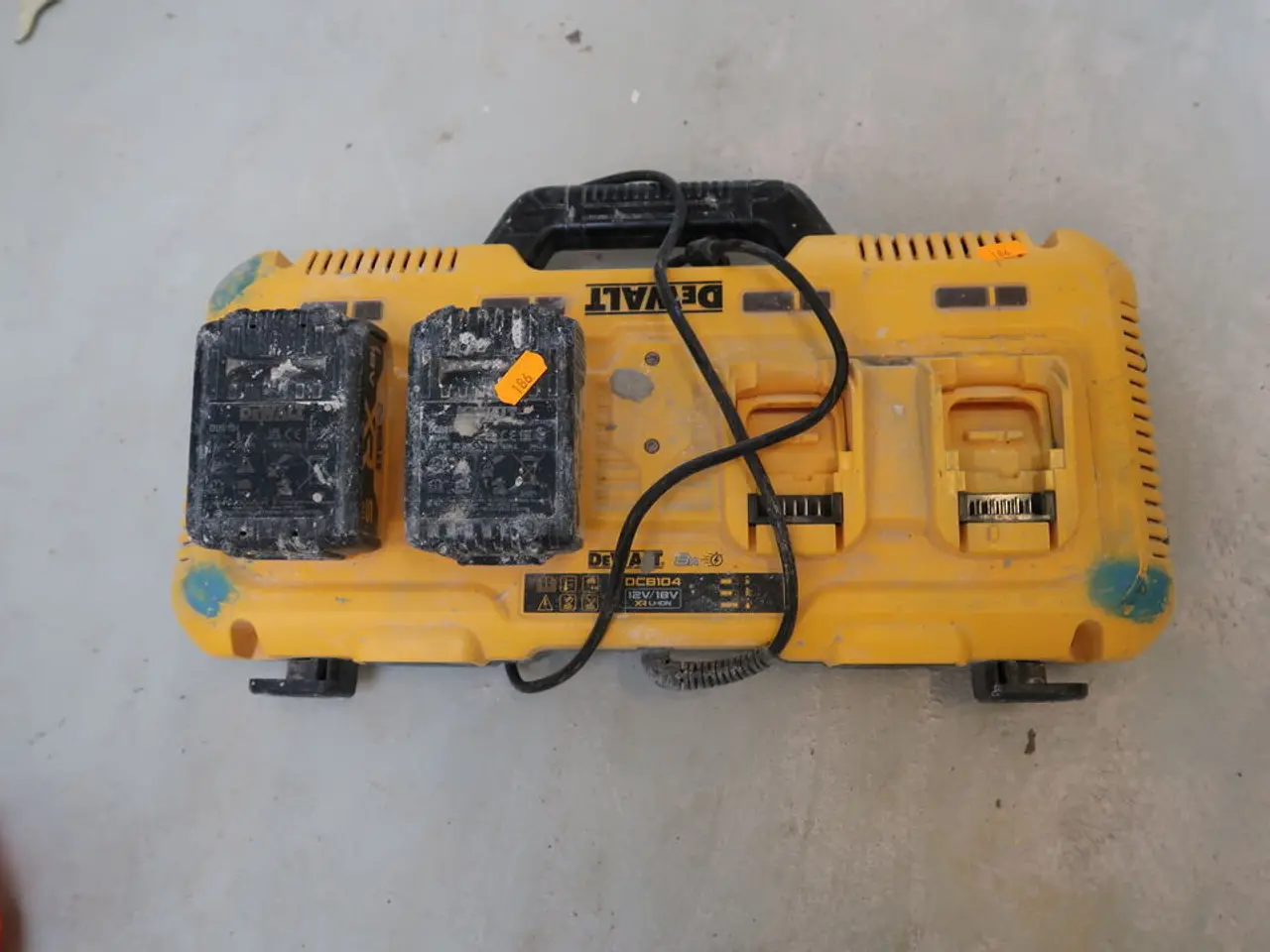 Billede 1 - Lader DEWALT DC8104 med 2 stk. batterier