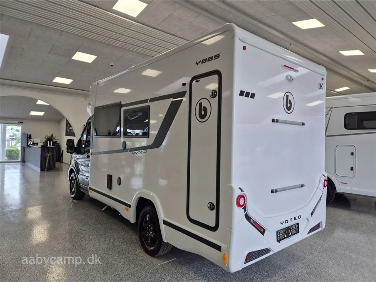 Billede 3 - 2027 - Benimar Yrteo 885 En lille veludstyret camper med et fantastisk rummeligt indre på kun 6,39 meter.