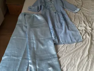 Blåt pyjamas eller kinesisk sæt med busker og “jak
