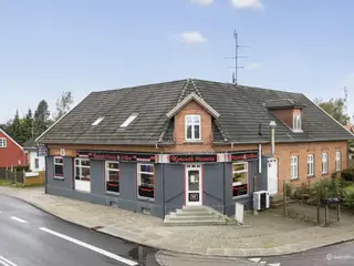 Spændende ejendom i Korinth med flere boliger og erhverv