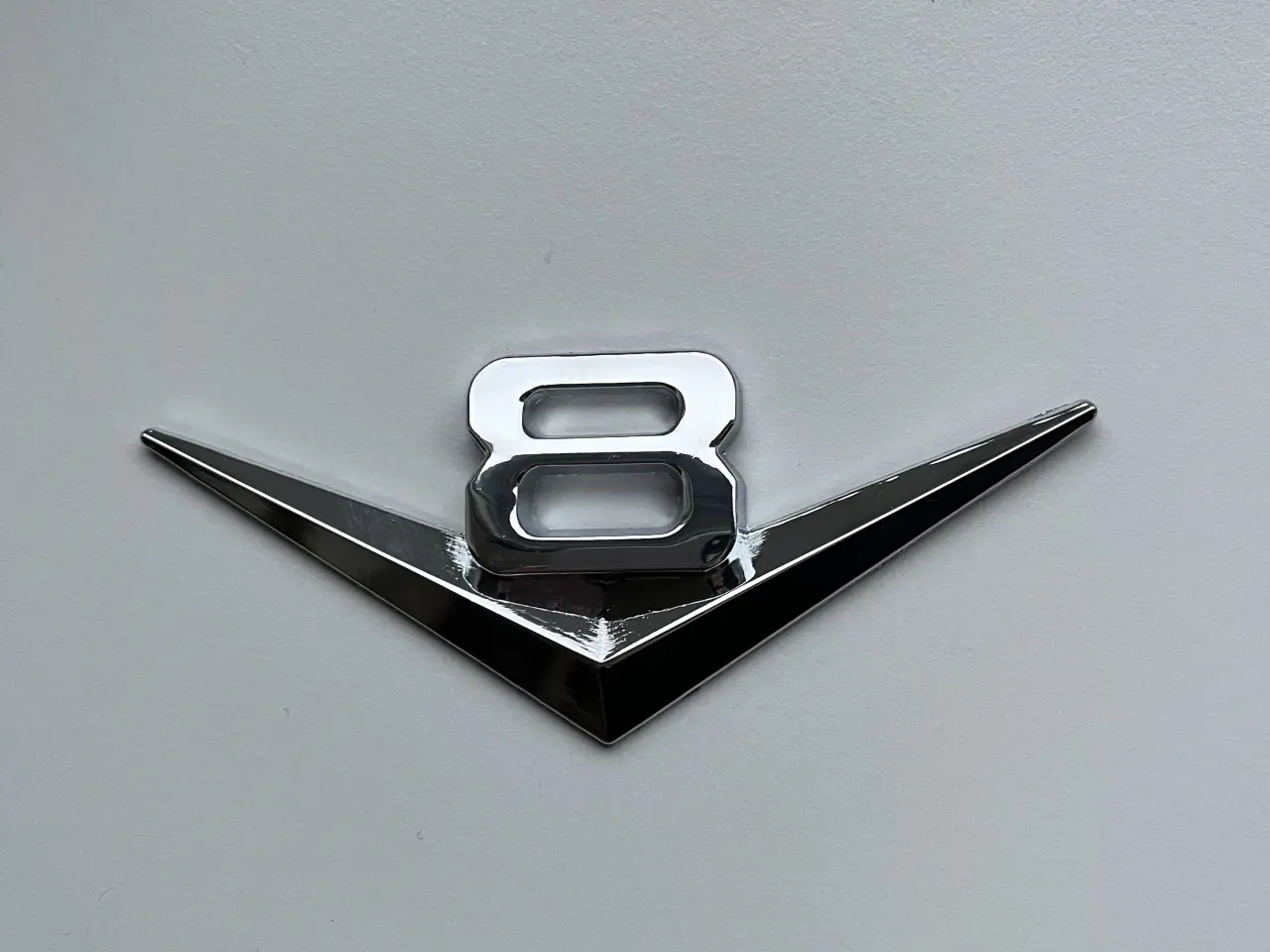Billede 2 - V8 bil emblemer