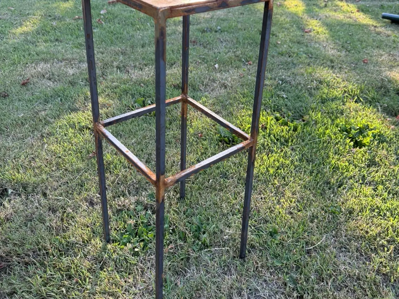 Billede 1 - Industrielt piedestal / plantebord – rå patina.