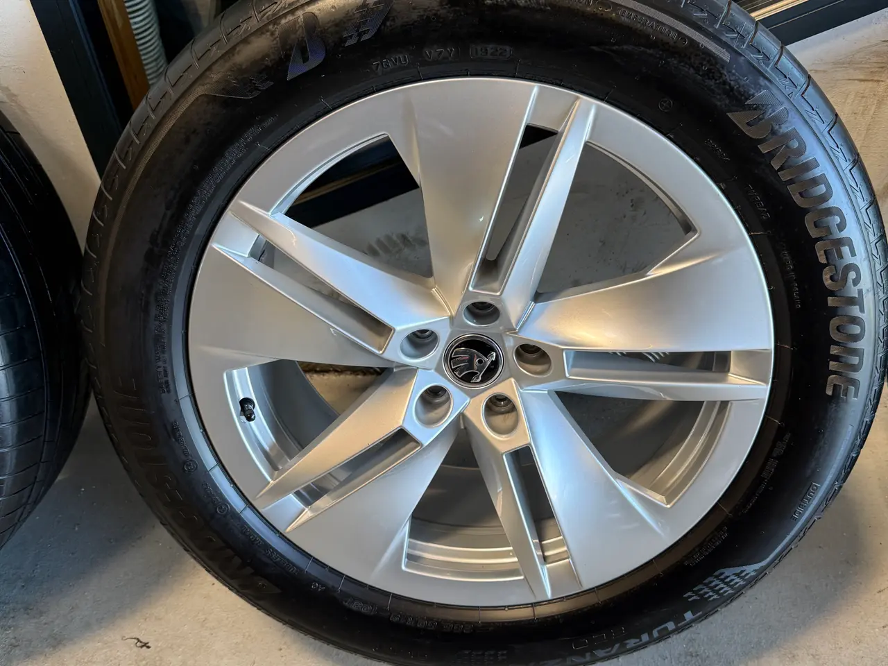 Billede 5 - Originale 19” Skoda enyaq fælge med sommerdæk