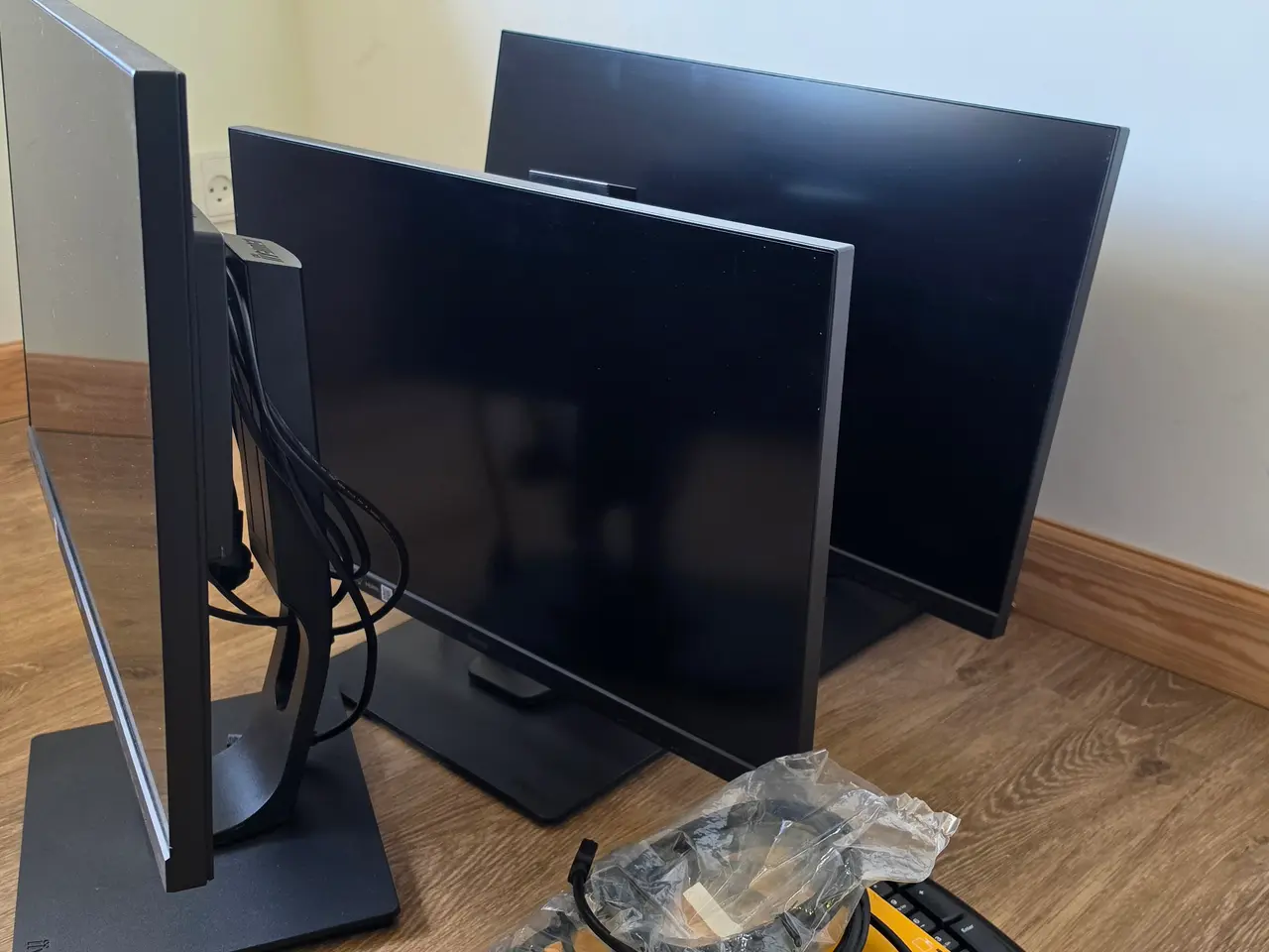 Billede 1 - 3 stk. 27″ iiyama-skærme med Logitech-tastatur