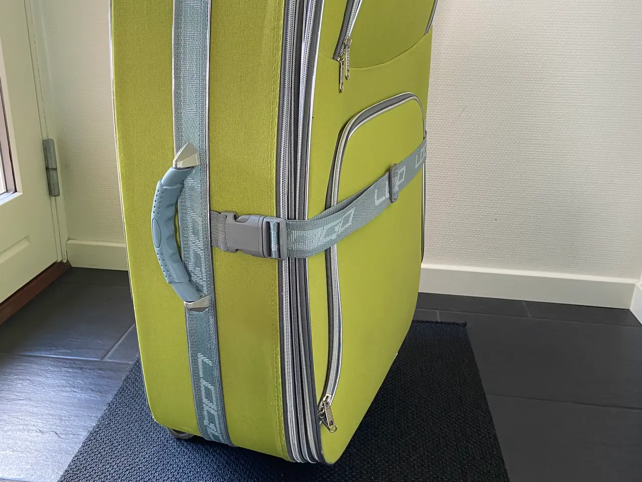 Billede 3 - Kuffert - let at finde i mængden på flyrejsen
