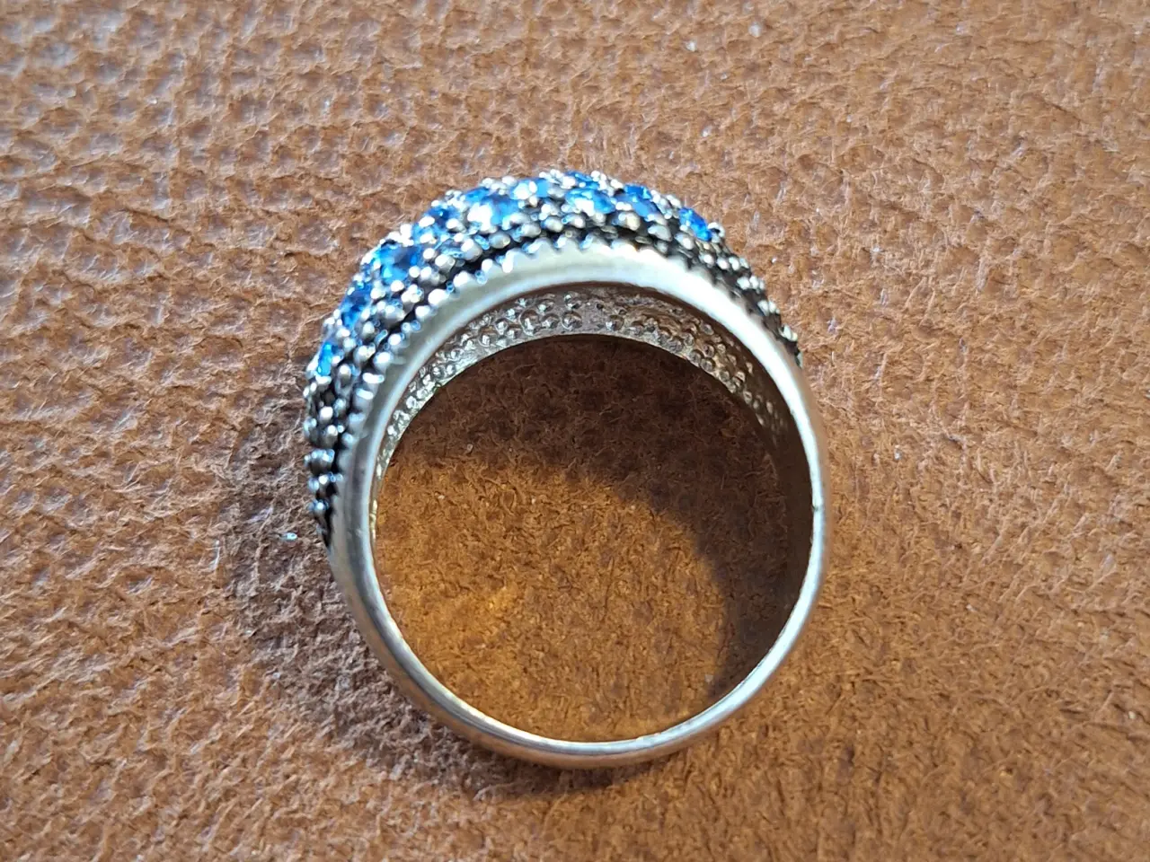 Billede 3 - Sølvfarvet ring m. Zirkoner