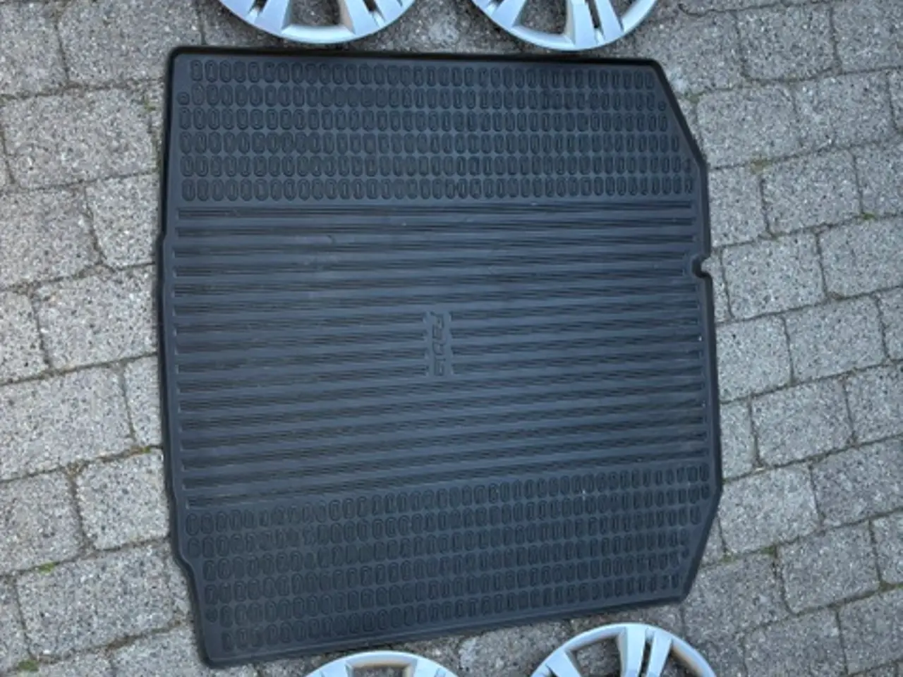 Billede 1 - Bagagerumsbakke og 15” hjulkapsler Fabia 2010