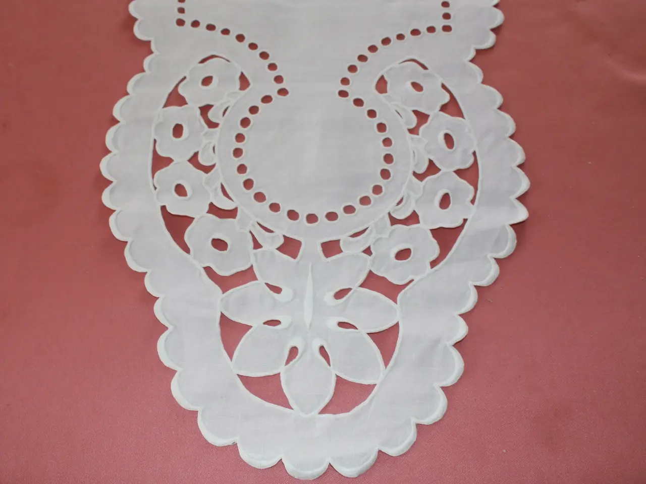 Billede 3 - Broderet løber, 30 x 146 cm