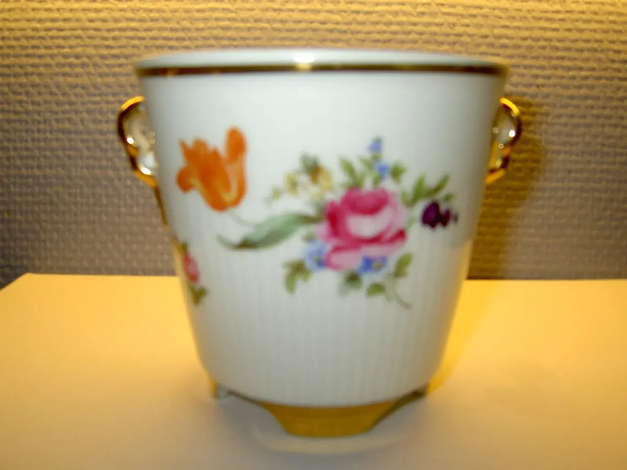 Billede 1 - Urtepotte   skjuler m/blomst & guld