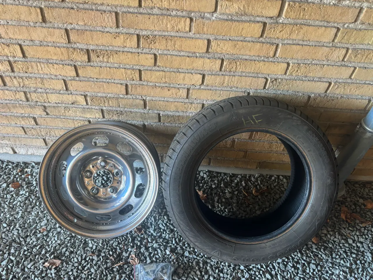 Billede 1 - Firestone vinterdæk og nymalede stålfælge