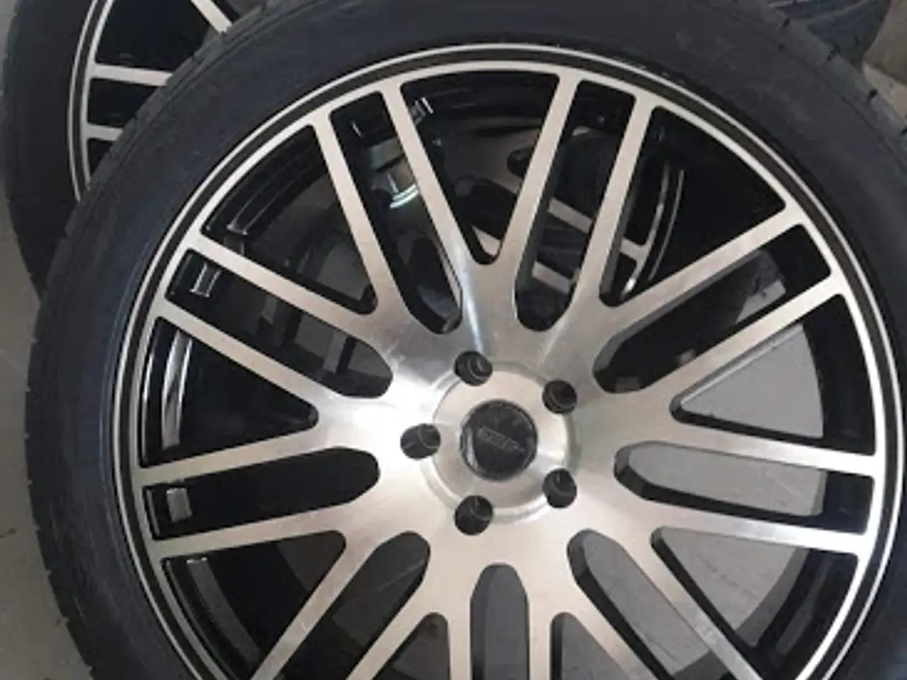 Billede 1 - Alufælge 22" med dæk 5X120 ET 35