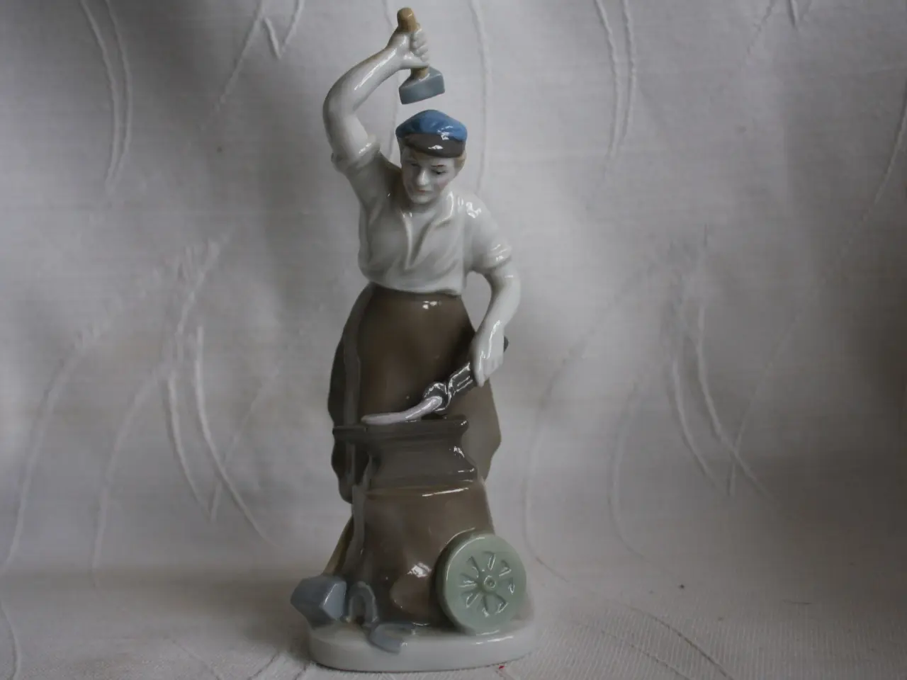 Billede 1 - Porcelænsfigur af smed