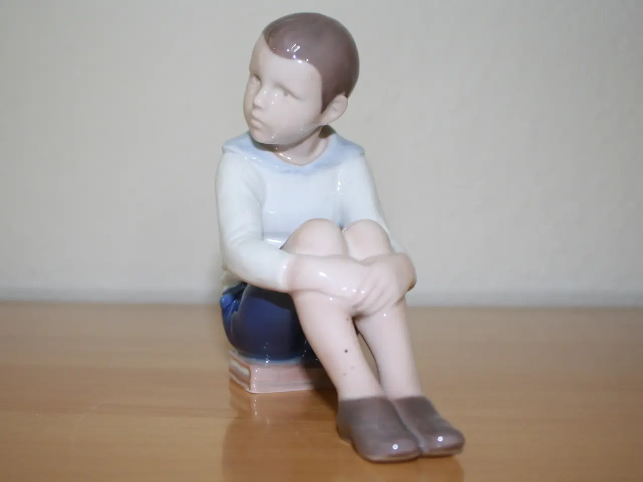 Billede 2 - Dreng, der sidder på bøger, figur fra B & G