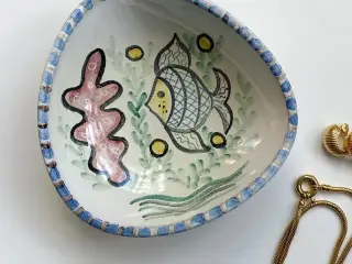 Laholm, trekantet skål m fisk