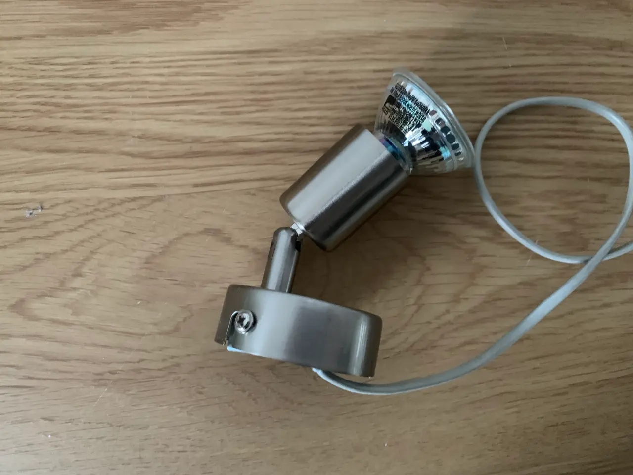 Billede 2 - En lille enkelt spotlampe som væg- eller loftslamp