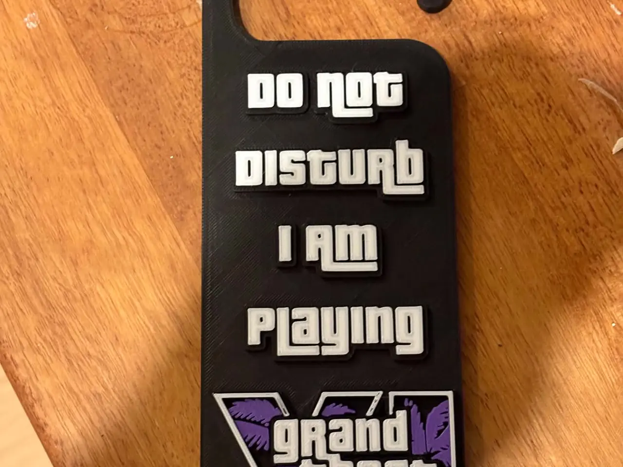 Billede 1 - GTA6 dørskilt "Do Not Disturb – I Am Playing" 🎮💜