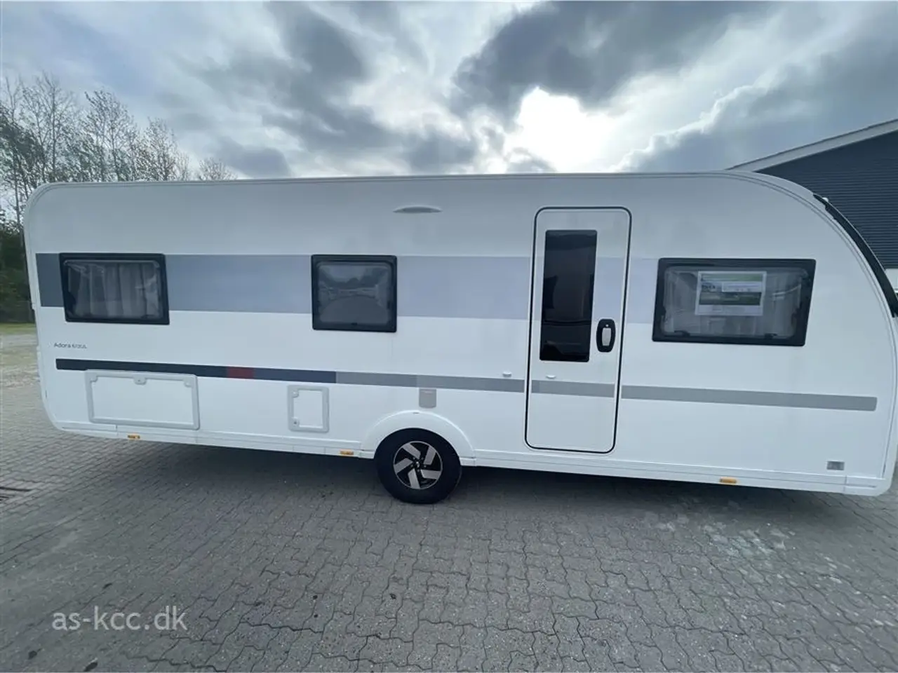 Billede 2 - 2022 - Adria Adora 613 UL   Adria Adora 613 UL årgang 2022 5 sovepladser, 6 siddepladser Isabella Penta fortelt 3,5 m. Dørmarkise til Penta SÆLGES FOR KUNDE