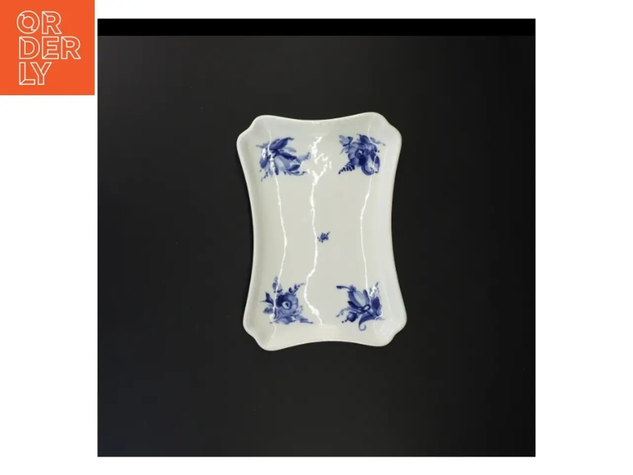 Billede 1 - Blå blomst porcelænsfad, kantet, fra Royal Copenhagen, 1.sortering (str. 24 x 17 cm)