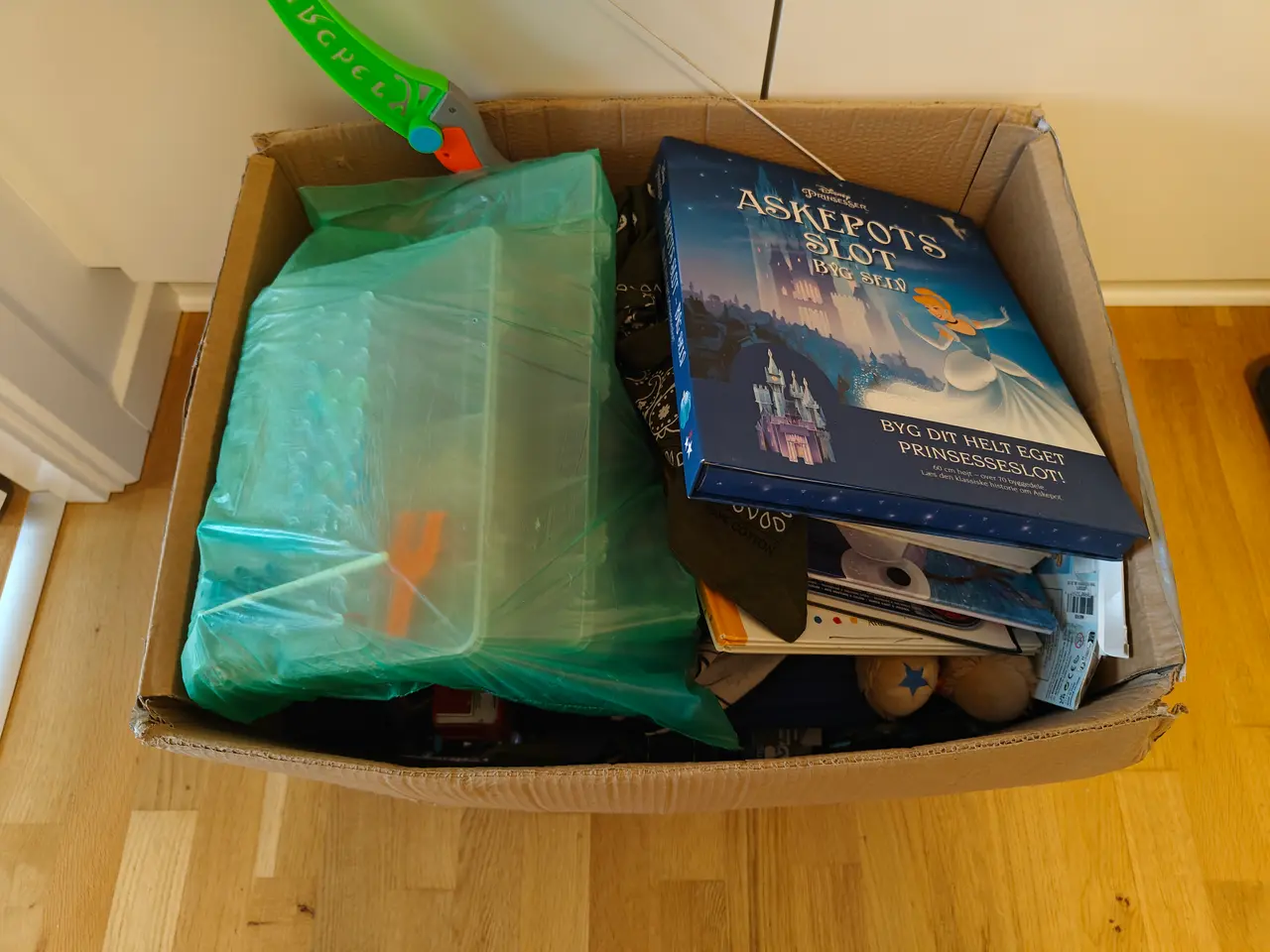 Billede 1 - Kasse spækket med legetøj 17 Kg.