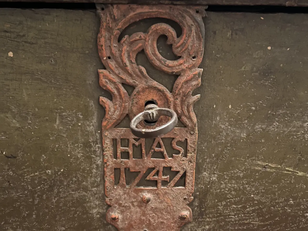 Billede 2 - Gammel dragkiste i træ med jernramme fra 1747