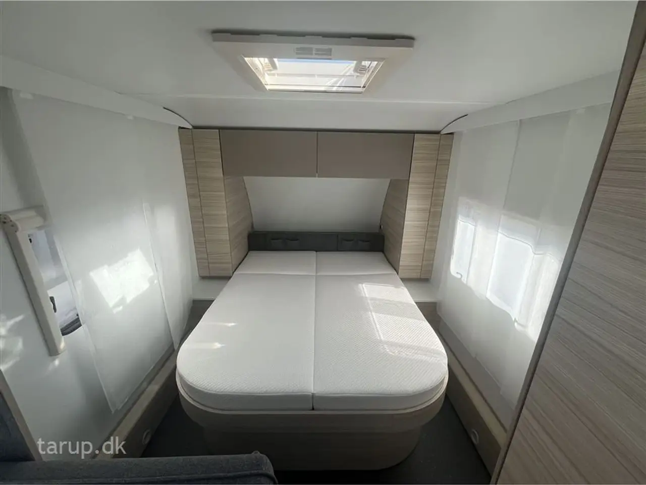 Billede 9 - 2026 - Adria Altea 542 PH   Fritstillet dobbeltseng, glatte glasfibersider, frontkøkken, side-siddegruppe, myggenetsdør, blæservarme, el-gulvvarme, stabilisator