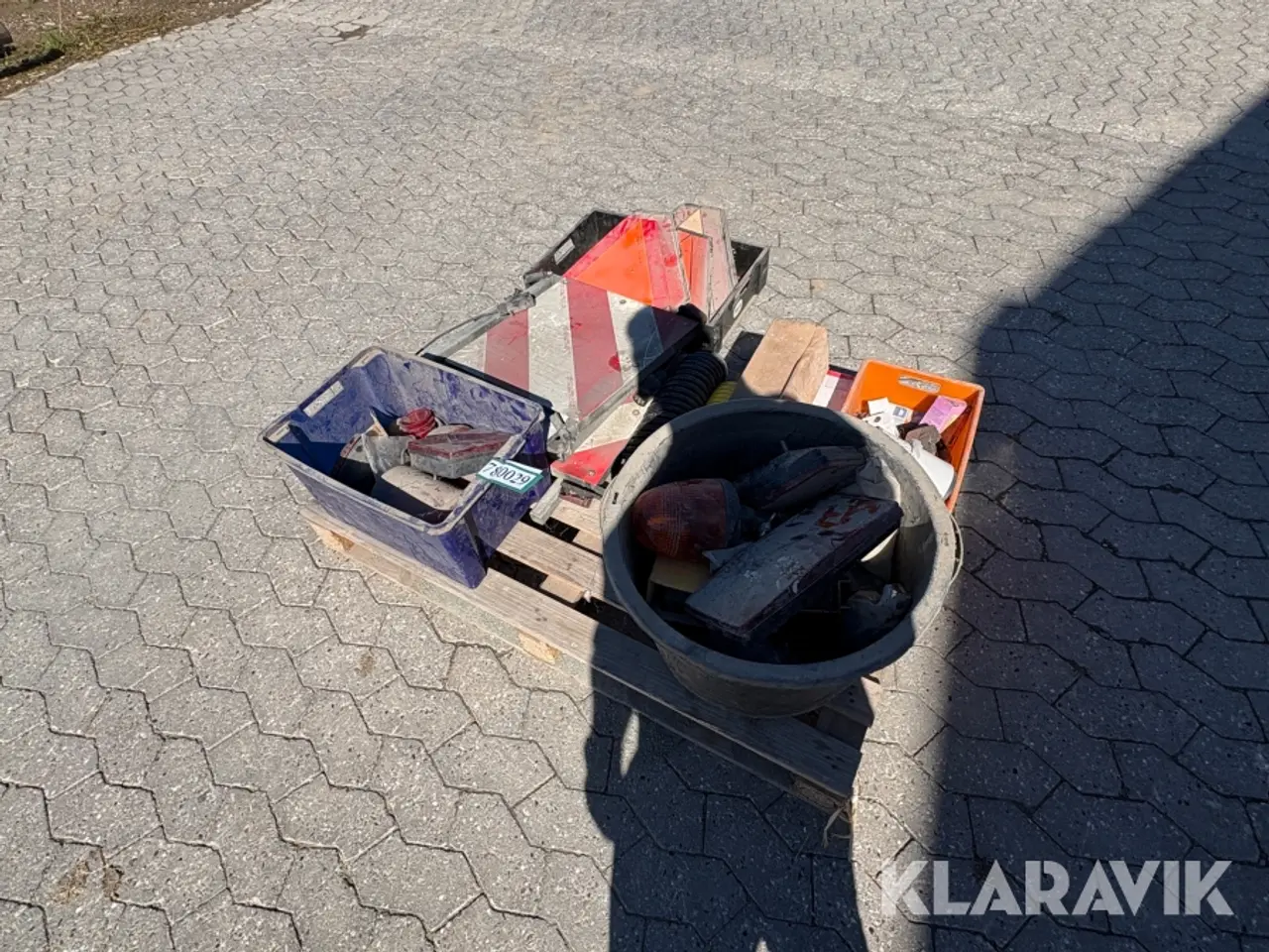 Billede 1 - Lygter samt advarsels trekanter