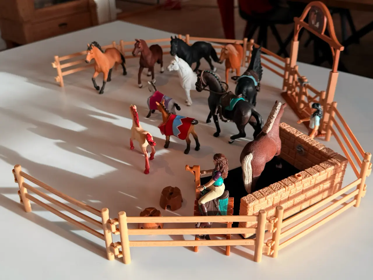 Billede 3 - Schleich heste med ridebane